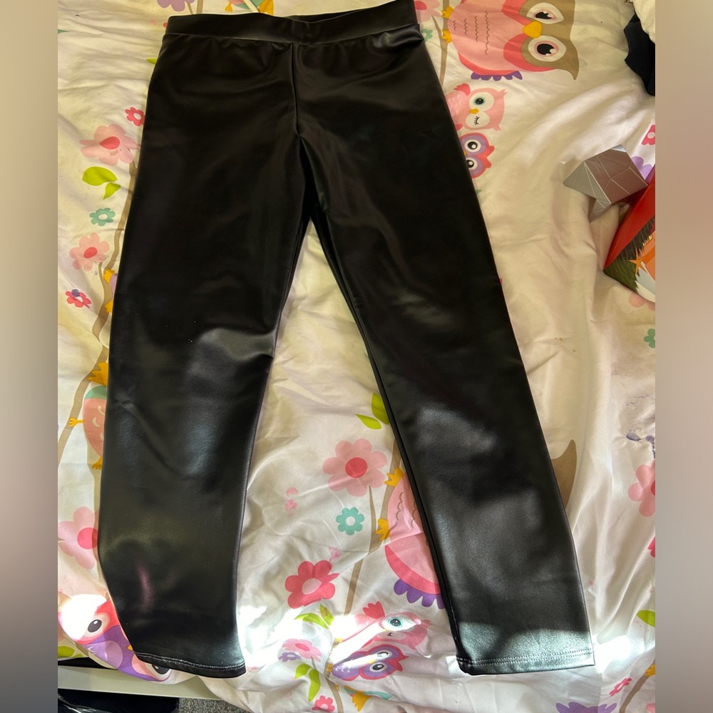 This faux leather pants are beauty